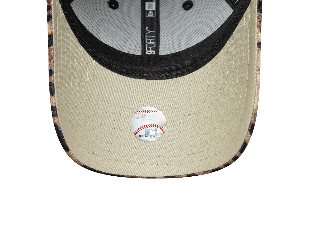 New Era New York Yankees Leo Velour Womens 9Forty Strapback Cap
