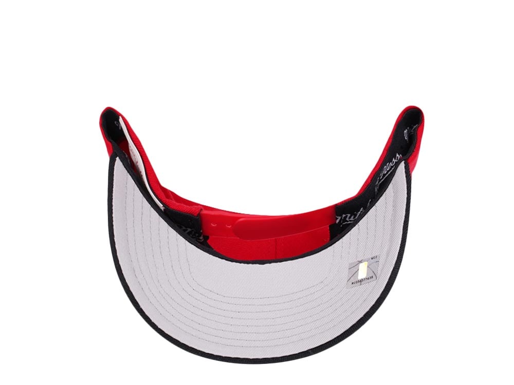 Mitchell & Ness Chicago Bulls Team Two Tone Red Line Solid Flex Snapback Cap