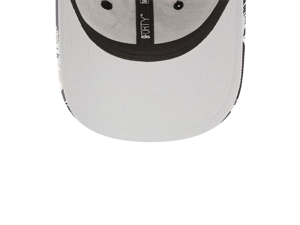 New Era New York Yankees Painted Black 9Forty Strapback Cap